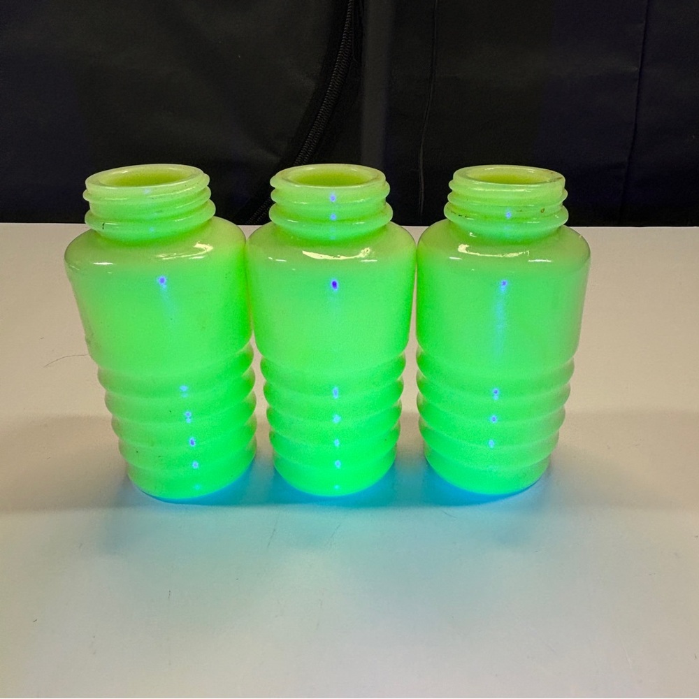 Vintage Jadeite Beehive Ribbed Shakers Uranium glows read - Picture 4 of 11